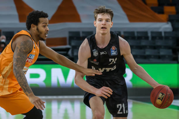 两支球队在 两支球队在